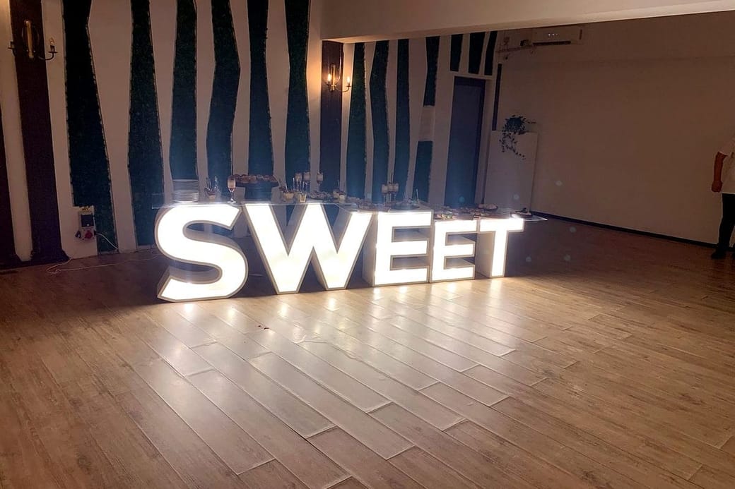 Candy Bar · Litere volumetrice iluminate